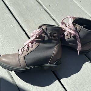 Sorel Charcoal and Pink Ankle Boots Women’s size 5 or girls size 3!